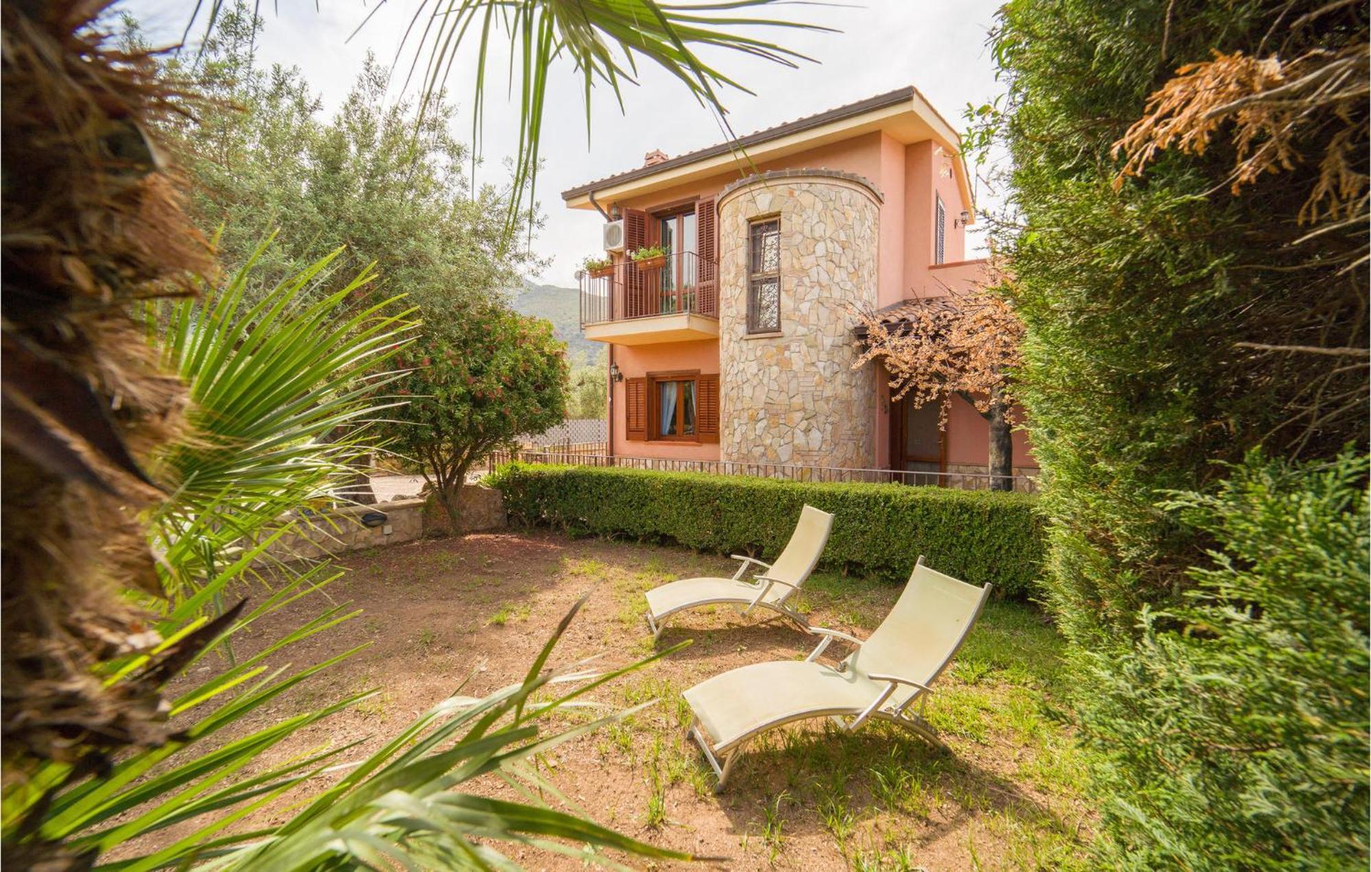 Holiday home 3 Bedroom Stunning In Torre Colonna-sperone *